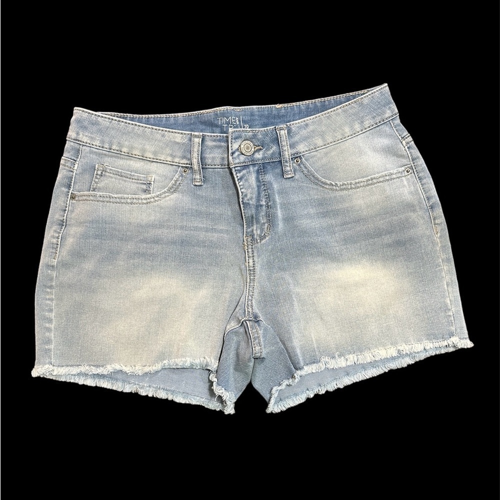 TIME & TRU, WOMENS DENIM SHORTS. MID-RISE. SIZE 10
•16”-waist
•3 1/2”-inseam